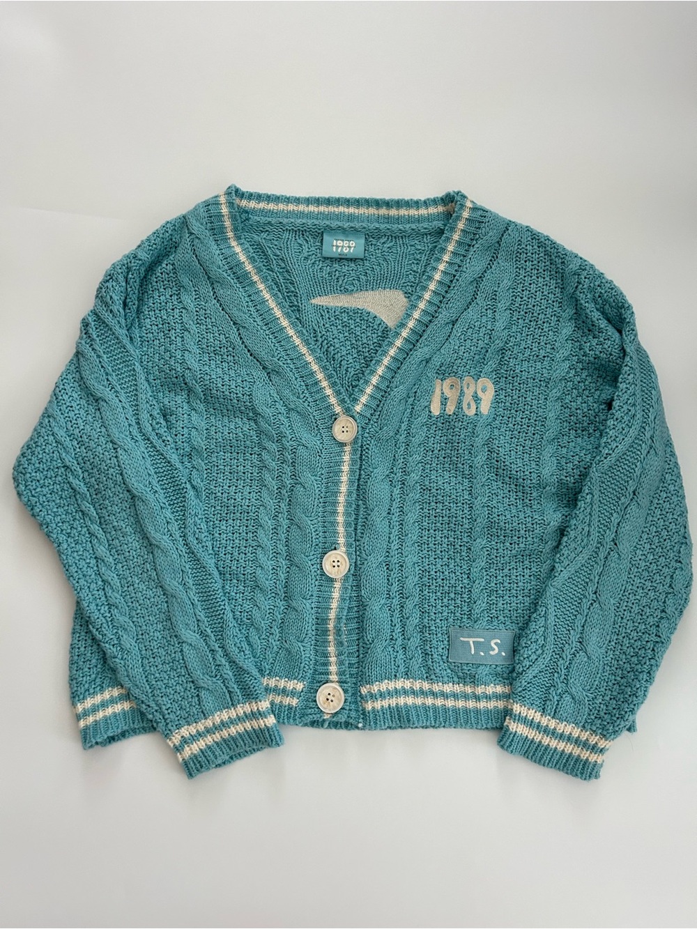 Taylor Swift 1989 Cardigan Taylor’s Version
M/L
Embroidered Seagulls
Cable Knit - Picture 2 of 14